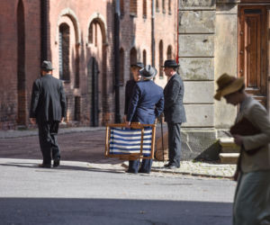 Nazistowskie symbole na starówce w Toruniu. Kręcą tam nowy film