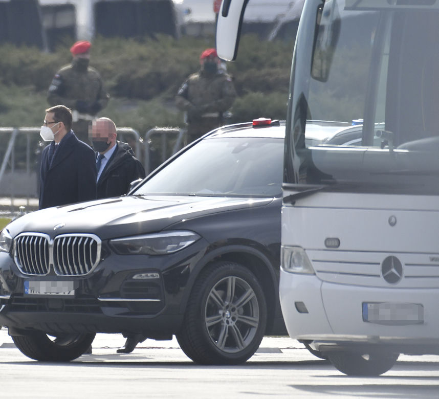 Jarosław Kaczyński podczas uroczystości złożenia kwiatów pod pomnikiem Ofiar katastrofy smoleńskiej, na pl. Piłsudskiego w Warszawie