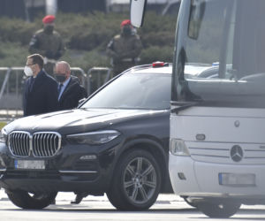 Jarosław Kaczyński podczas uroczystości złożenia kwiatów pod pomnikiem Ofiar katastrofy smoleńskiej, na pl. Piłsudskiego w Warszawie