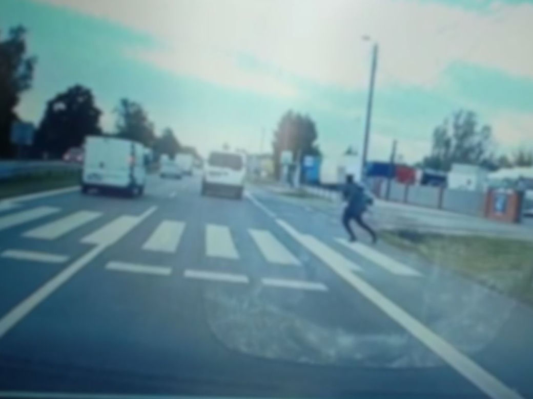 Dramat w Piasecznie. Huknął w pieszego na pasach. Wszystko się nagrało