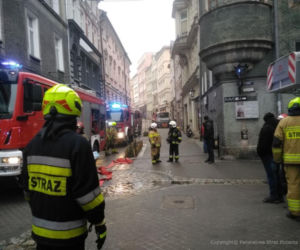 Strażacy uratowali 8 osób, jedna zginęła! Aż 7 godzin działań gaśniczych po wybuchu pożaru w Kłodzku