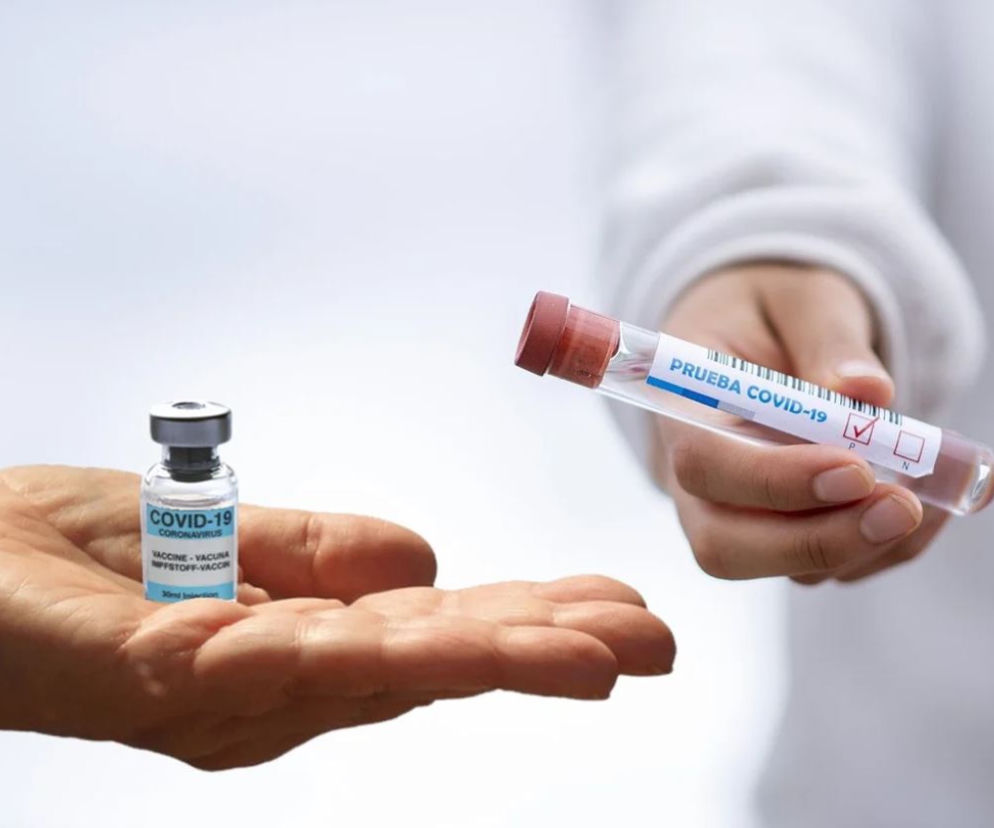 Szczepionka AstraZeneca nie dla seniorów. Nauczyciele też jej nie chcą 