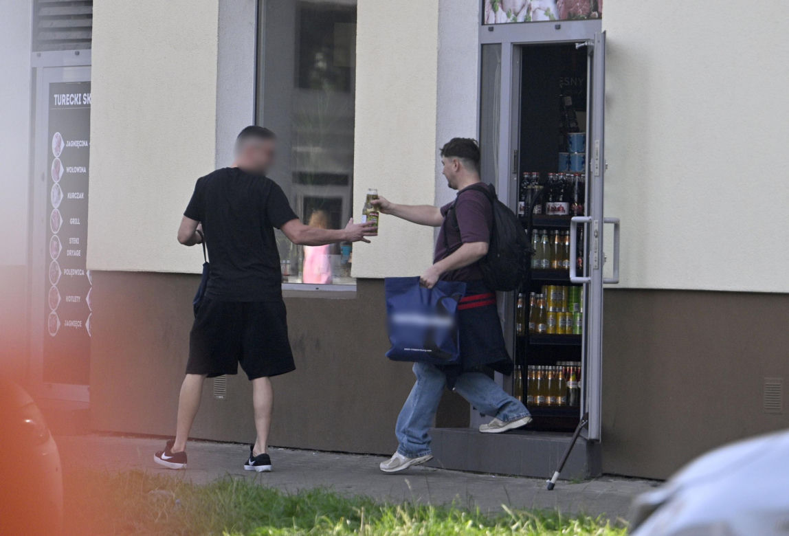 Daniel Martyniuk ładnie się bawi w Warszawie. Mamy fotki