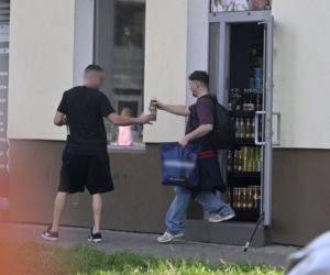 Daniel Martyniuk ładnie się bawi w Warszawie. Mamy fotki