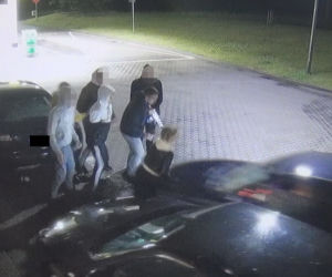 Kompletnie pijany kierowca BMW wjechał w grupę osób na stacji paliw w gminie Rypin