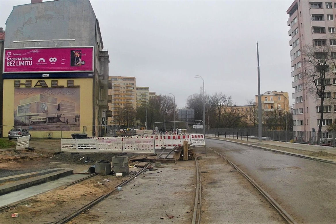 Słupy utrudniają życie pieszym na al. Wyzwolenia