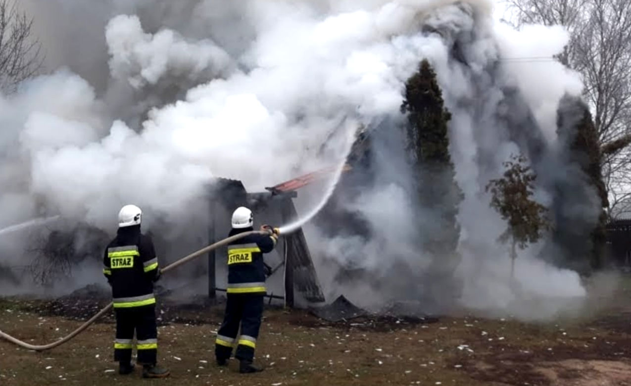 Pożar domu w Rabalinie. Mężczyzna poparzony