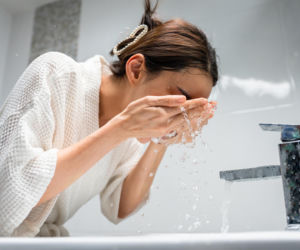 Drogie kosmetyki nie działają? Naukowcy ostrzegają przed sabotażystą z kranu, który niszczy cerę i włosy