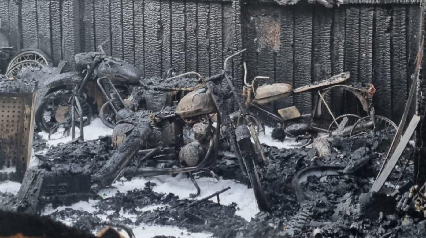„Nasz majątek poszedł z dymem”. Kolekcja zabytkowych pojazdów spłonęła w kilka chwil