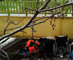 Poznań: Pod mostem LEŻAŁA kobieta! Konieczna była pomoc strażaków