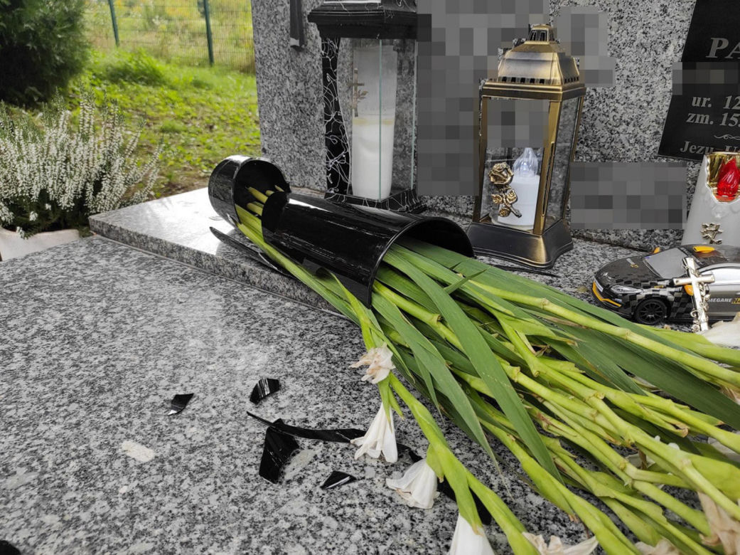 Zniszczenia na grobie syna Sylwii Peretti. Wystarczyła chwila nieuwagi, smutny widok