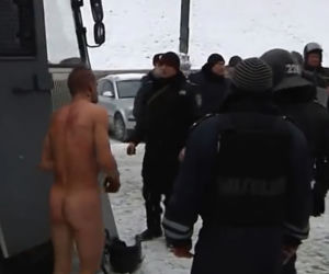 UKRAINA: Berkut robi zdjęcia NAGICH DEMONSTRANTÓW