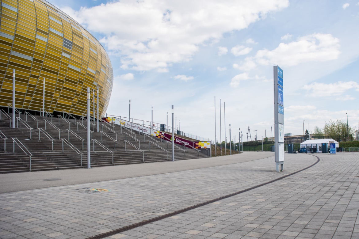 Testy na koronawirusa pod stadionem [ZDJĘCIA]