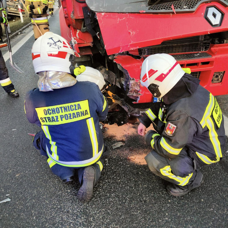 Groźny wypadek na DK 10 pod Bydgoszczą! Dwie osoby poszkodowane [ZDJĘCIA]