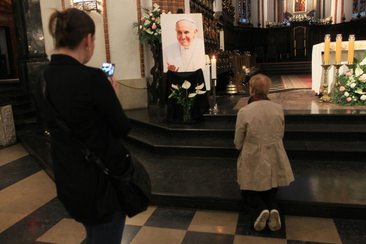 Msza święta w Warszawie za zmarłego papieża Franciszka. Archidiecezja warszawska podała nową datę