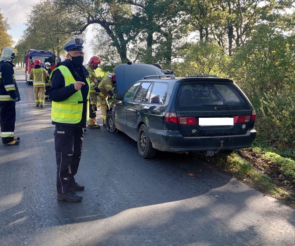 Dachowanie po zderzeniu przy zawracaniu. Kolizja na drodze Piotrowice-Święciechowa