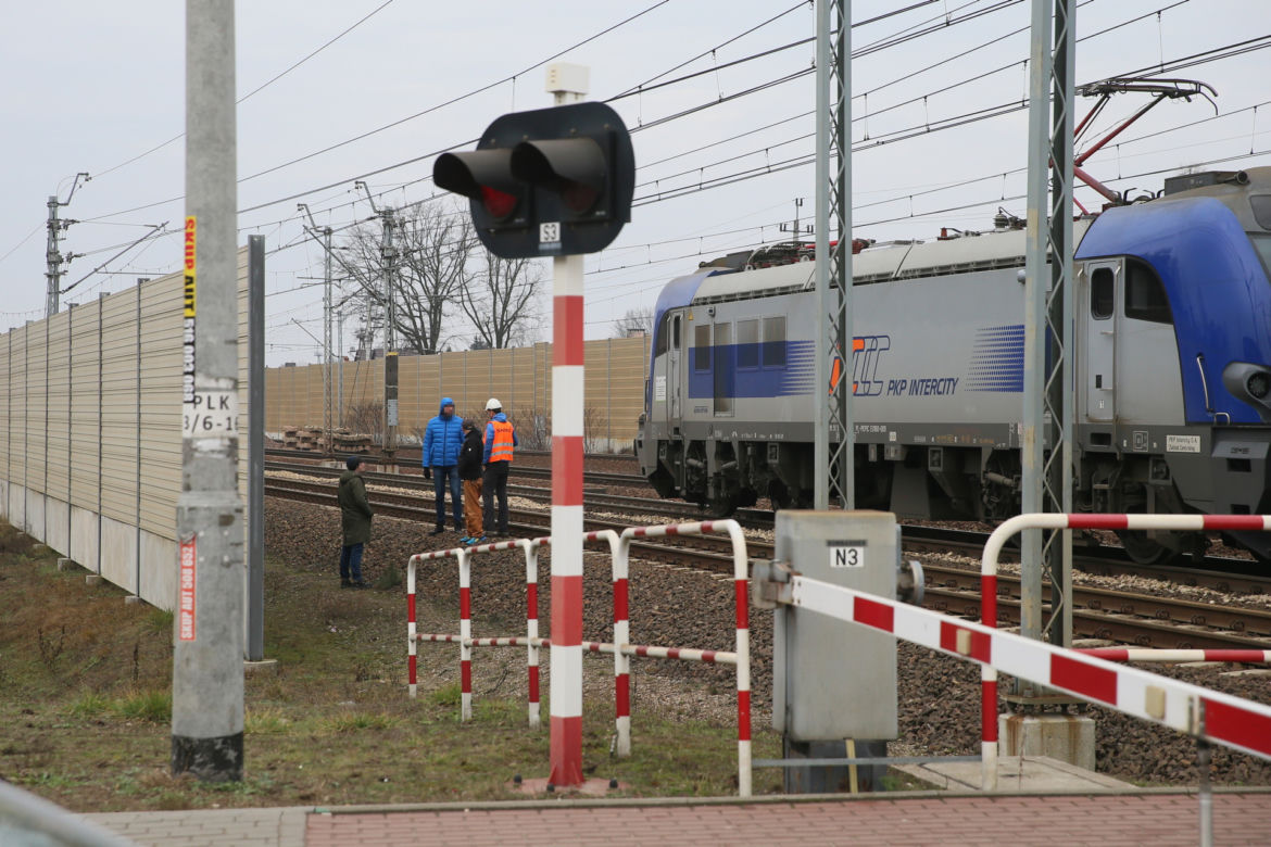 Śmiertelny napad na Żabkę w Kobyłce. Groził bronią ekspedientce, zginął od noża. Prokuratura ujawnia nowe fakty