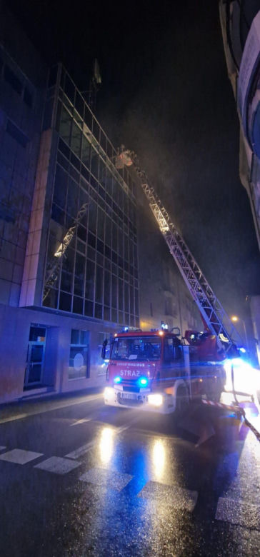 Kłęby dymu pojawiły się na poddaszu. Pożar w Domu Handlowym "Krakus" w Tarnowie