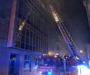 Kłęby dymu pojawiły się na poddaszu. Pożar w Domu Handlowym Krakus w Tarnowie