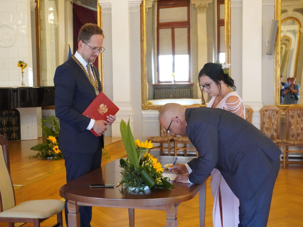 Prezydent Tarnowa udzielił ślubu. Anna i Mariusz powiedzieli sobie „tak” w Sali Lustrzanej