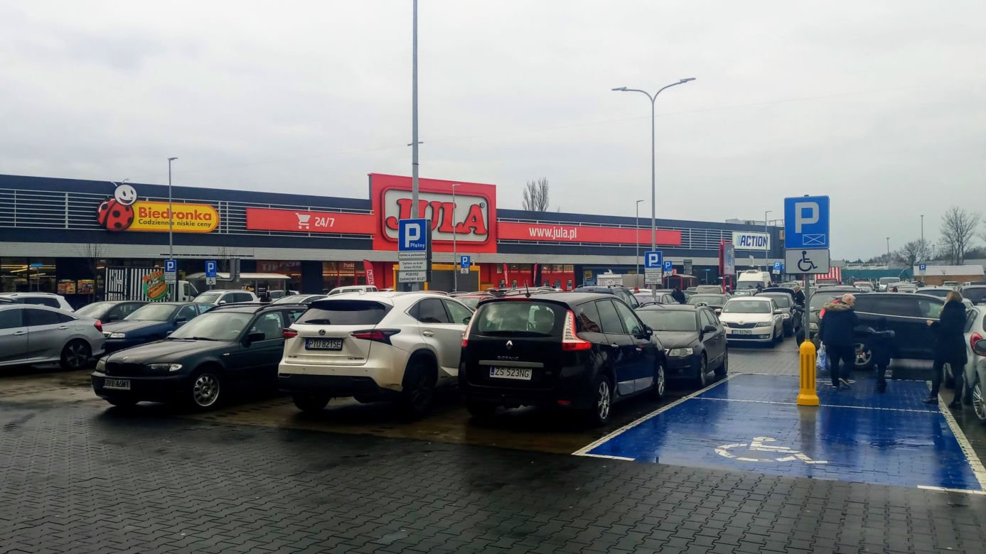 Parkomaty w parku handlowym przy ul. Mieszka I