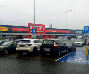 Parkomaty w parku handlowym przy ul. Mieszka I
