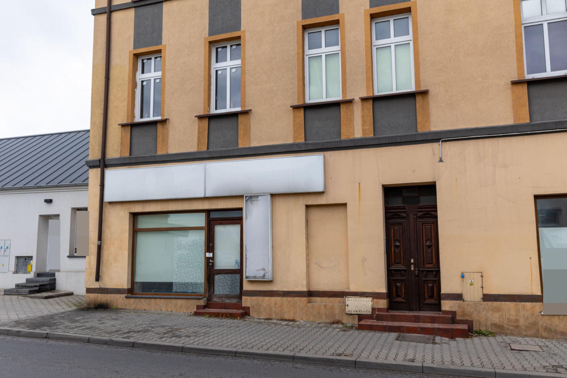 Ciało Adama znaleźli w mieszkaniu w Śremie. Obok była jego córeczka.