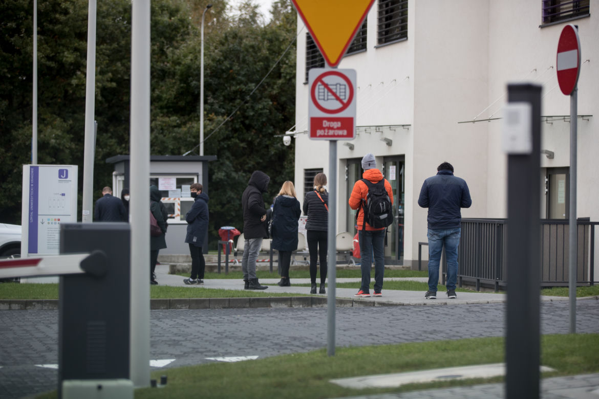 Ogromne kolejki do testów na koronawirusa w Krakowie