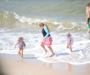 Anna Guzik z rodziną na plaży