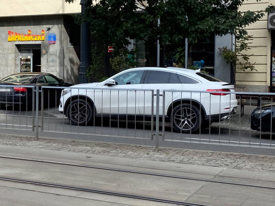Ociekająca seksem Doda ładuje się do potężnego Mercedesa. 