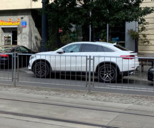 Ociekająca seksem Doda ładuje się do potężnego Mercedesa. 