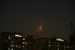 Ambasada USA w Kuwejcie pod ostrzałem! Irańskie bomby trafiły w budynek