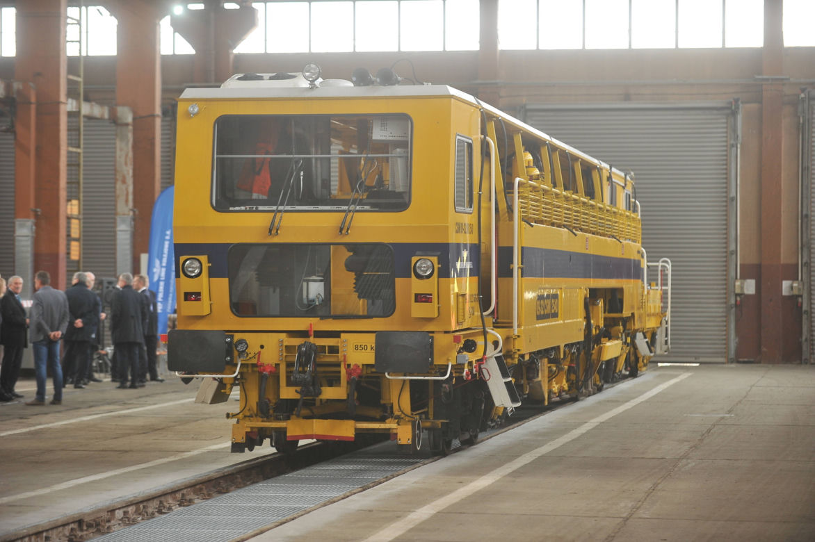 Kolejarze dostaną nowe pociągi do naprawy torowiska. Mówią na nie "kombajny"