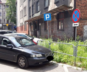 Ponad 1300 mandatów dla kierowców w Katowicach za złe parkowanie. Zobaczcie najlepszych mistrzów parkowania [ZDJĘCIA]