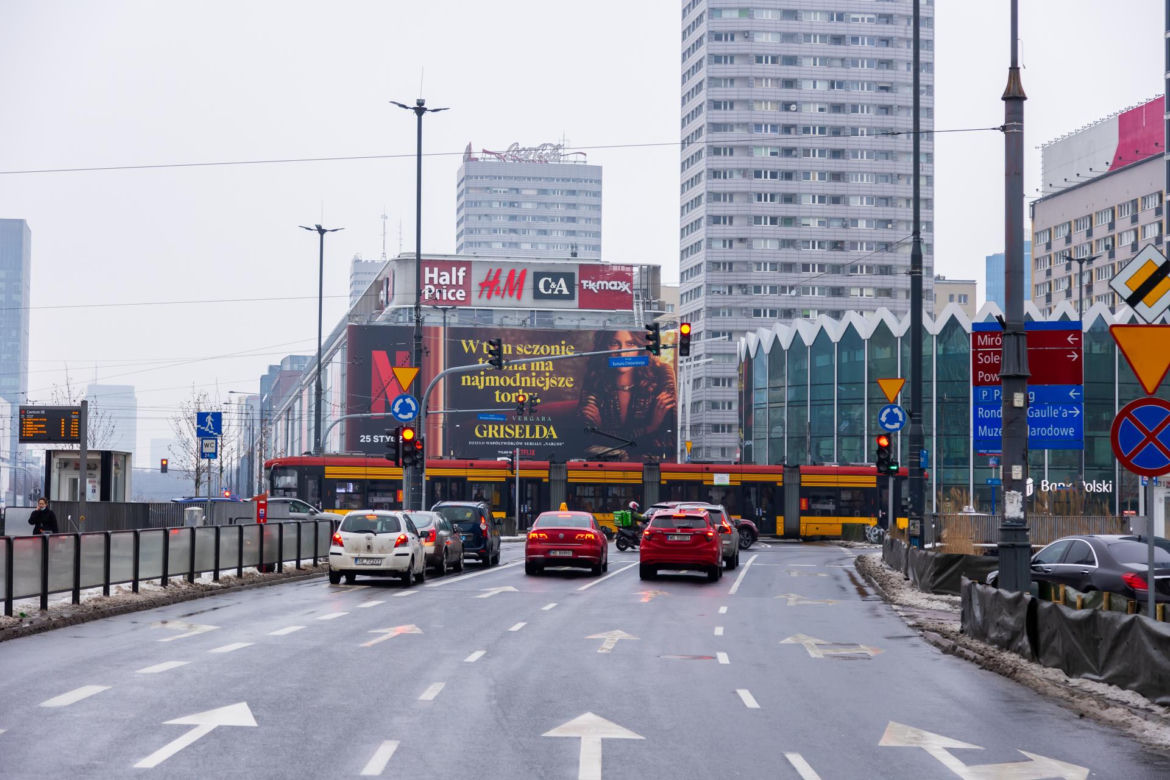 Przykłady reklam w przestrzeni miejskiej Warszawy