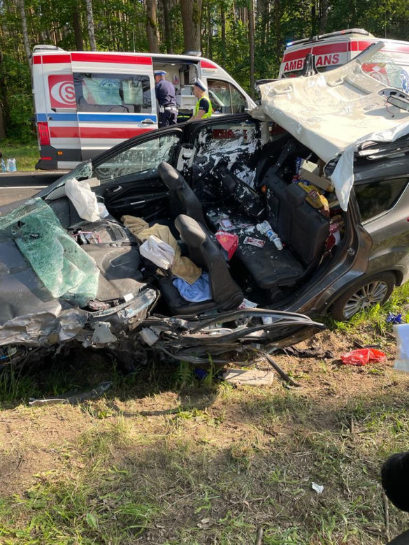 Makabryczny wypadek pod Żarami. Kilka osób ucierpiało w zderzeniu forda, audi i tira [ZDJĘCIA]
