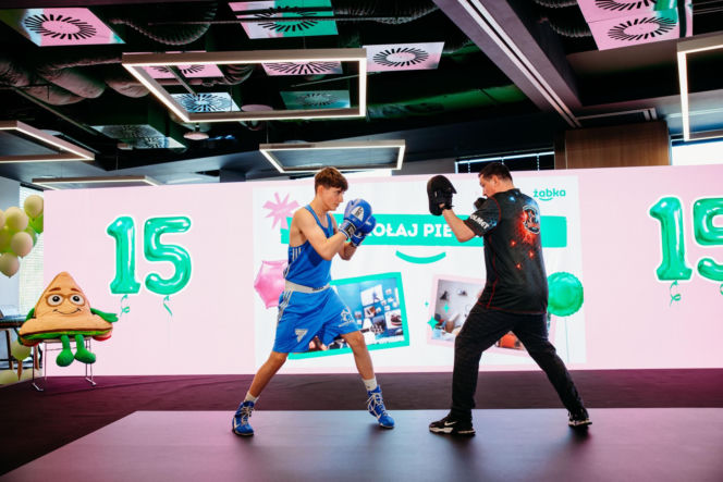 Talent, emocje i odwaga na jednej scenie. Żabka świętuje 15 lat programu stypendialnego