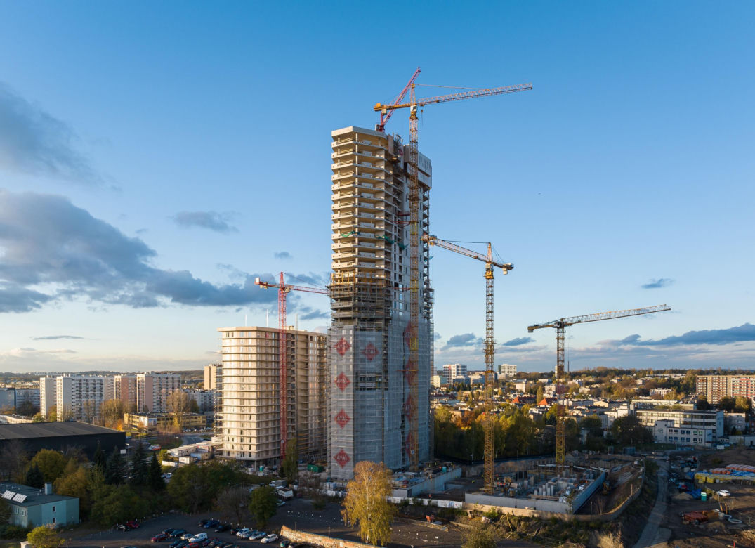 Katowice: Zawieszono wiechę na najwyższym drapaczu chmur na Śląsku. Budynek mierzy prawie 130 metrów