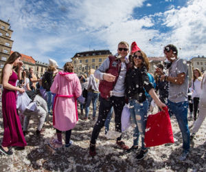 Nietypowa walka w centrum Krakowa: Zobacz zdjęcia z bitwy na poduszki! [GALERIA]