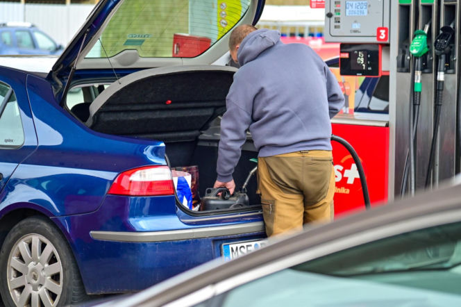 Kolejki niemieckich aut na przygranicznych stacjach paliw