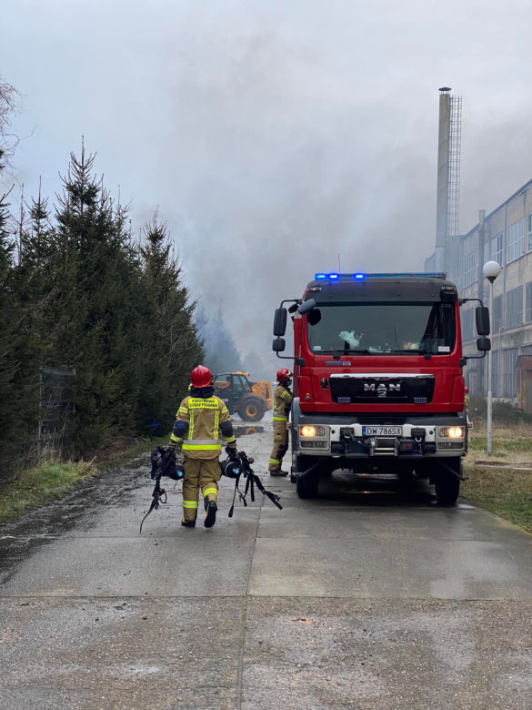 Duży pożar pod Środą Śląska. Ponad 100 strażaków gasi płonącą halę z bateriami   