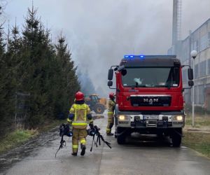 Duży pożar pod Środą Śląska. Ponad 100 strażaków gasi płonącą halę z bateriami   