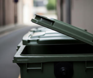 Pościg w Piekarach Śląskich. Co mężczyzna ukrywał w kontenerze na śmieci?