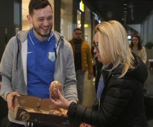 Tłusty Czwartek. Piłkarze Stomilu Olsztyn rozdawali pączki w Galerii Warmińskiej