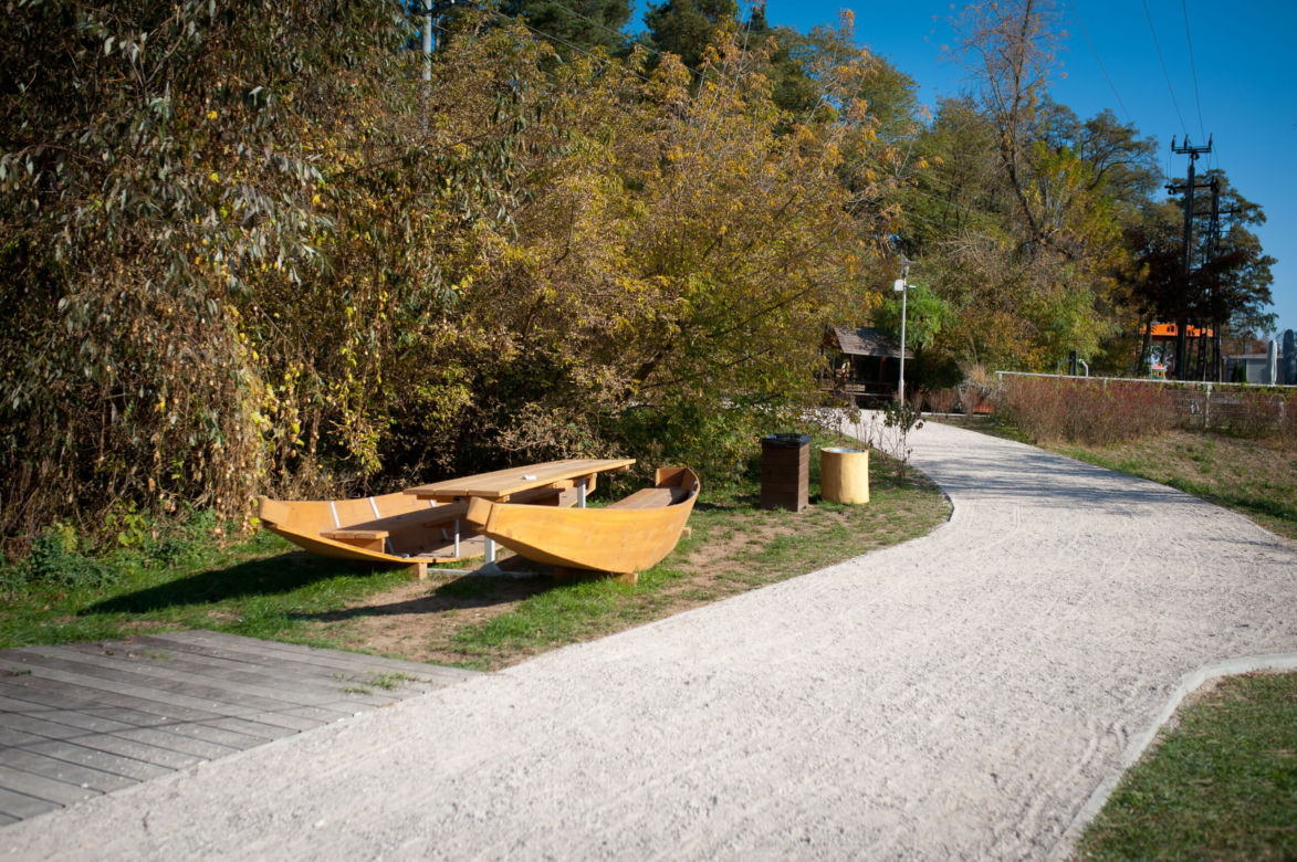 Park Dolina Wkry w Pomiechówku - spacer w koronach drzew, place zabaw, plaża