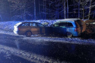 Dramatyczny wypadek w Gąbinie (woj. mazowieckie). W czołowym zderzeniu ucierpiało 7 osób, w tym czwórka dzieci