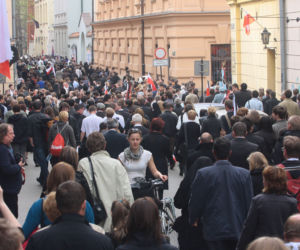 Morze łez, setki krakowian na ulicach. Tak żegnano ofiary katastrofy smoleńskiej 10 lat temu
