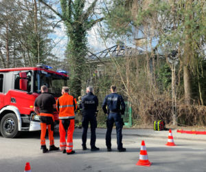 Wielki pożar zabytkowej willi pod Warszawą. Trwa akcja strażaków