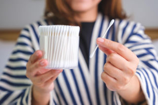 Czyścisz nos patyczkami? Lekarze ostrzegają: „To ryzykowne, mamy lepszy sposób”