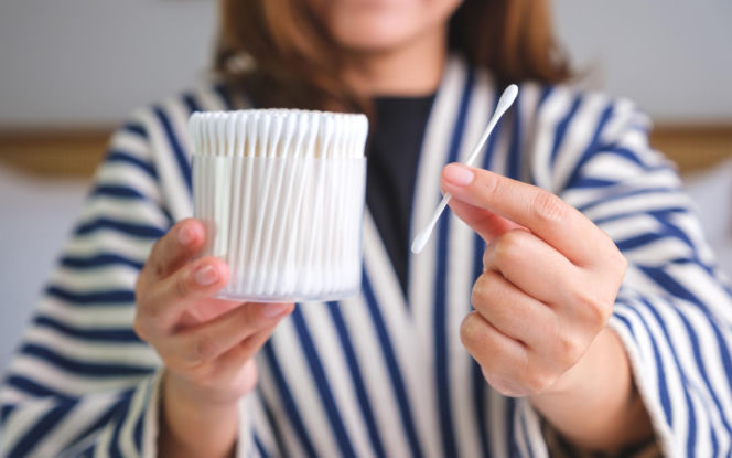 Czyścisz nos patyczkami? Lekarze ostrzegają: „To ryzykowne, mamy lepszy sposób”